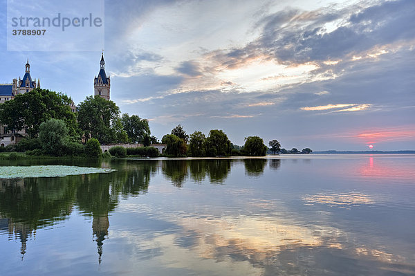 Sonnenaufgang am Schloss Schwerin  Deutschland