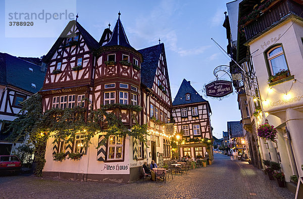 Gasthof Altes Haus am Marktplatz am Abend  Bacharach am Rhein  Deutschland