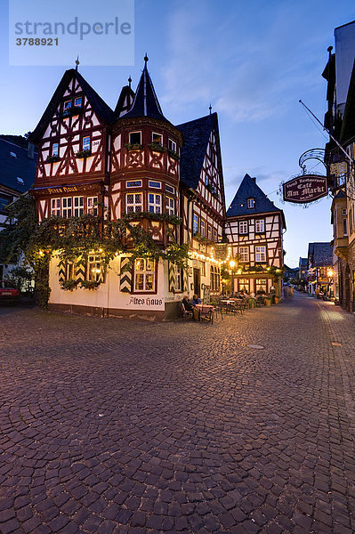 Gasthof Altes Haus am Marktplatz am Abend  Bacharach am Rhein  Deutschland