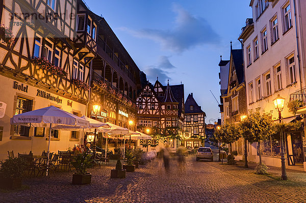 Alter Marktplatz in Bacharach am Rhein am Abend  Deutschland