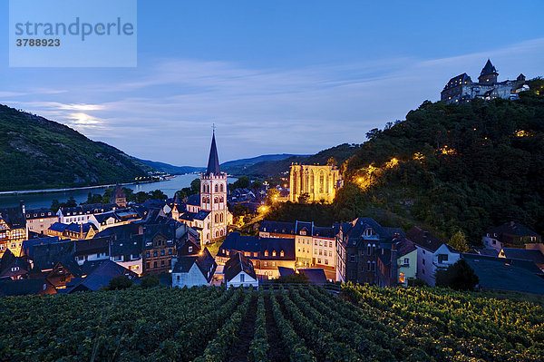 Blick auf Bacharach am Rhein mit St. Peter Kirche  Wernerkapelle und Burg Stahleck am Abend  Deutschland