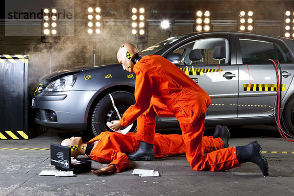 Ein Crashtest-Dummy  der Erste Hilfe bei einem anderen