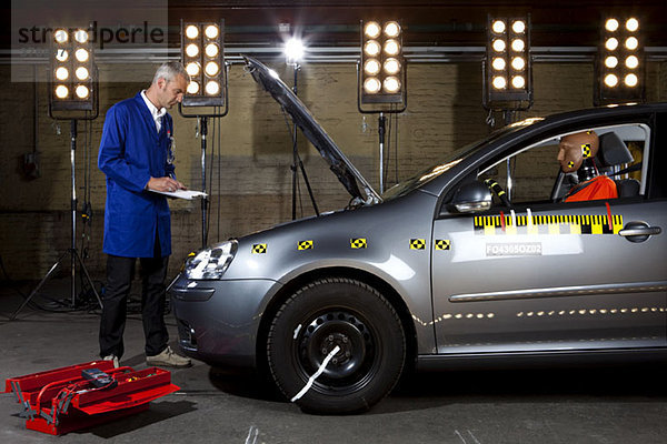 Ein Techniker bei der Überprüfung eines Crashtestwagens