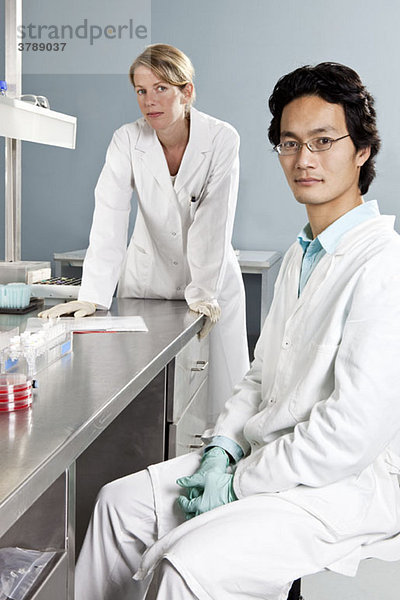 Zwei Laboranten in einem Labor mit Blick auf die Kamera