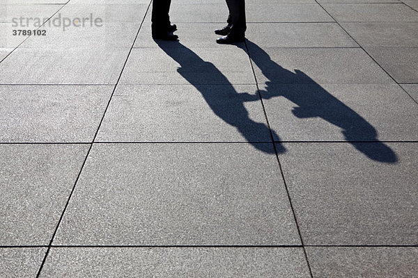 Der Schatten zweier Geschäftsleute beim Händeschütteln  Fokus auf Schatten