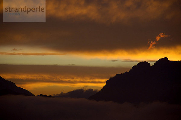 Abendhimmel mit orangefarbenen Wolkenbändern über Gebirge Hochsavoyen Haute-Savoie Frankreich