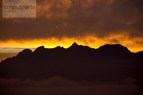 Abendhimmel mit orangefarbenen Wolken über Gebirge Hochsavoyen Haute-Savoie Frankreich