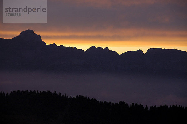Rosafarbener Abendhimmel über Gebirge und Wald Hochsavoyen Haute-Savoie Frankreich