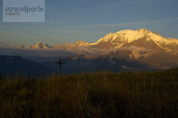 Mt. Blanc Massiv leuchtet im Alpenglühen davor Kreuz in Wiese Hochsavoyen Haute-Savoie Frankreich