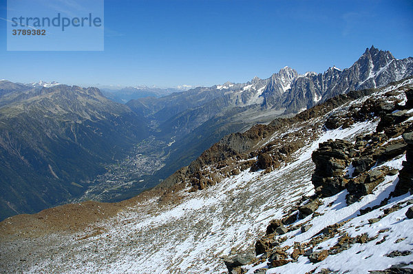 Leichter Neuschnee auf Berghang mit Blick ins Tal von Chamonix Hochsavoyen Haute-Savoie Frankreich