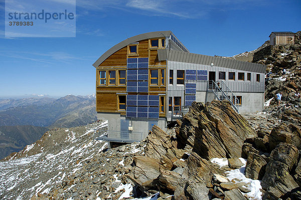 Moderne Berghütte Refuge de Tete Rousse am Aufstieg zum Mt. Blanc Hochsavoyen Haute-Savoie Frankreich