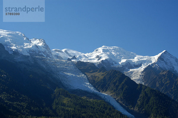 Eisbedeckte Berggipfel des Mt. Blanc Massivs oberhalb von Chamonix Hochsavoyen Haute-Savoie Frankreich