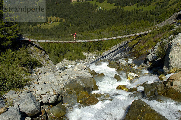 Mensch läuft über Hängebrücke bei Bionnassay Hochsavoyen Haute-Savoie Frankreich