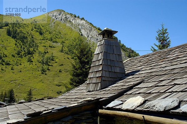 Typisches Dach aus Holzschindeln mit Schornstein Chalets de Miage Hochsavoyen Haute-Savoie Frankreich