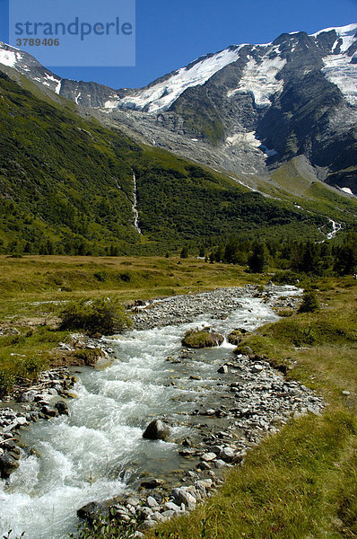 Gebirgsbach Paturages de Miage und gletscherbedecktem Berg Domes de Miage Hochsavoyen Haute-Savoie Frankreich