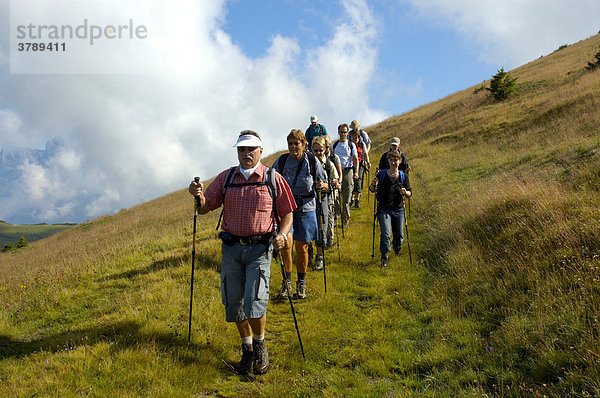 Gruppe bei einer Wanderung im Gebirge über Gras Mont Joux Hochsavoyen Haute-Savoie Frankreich