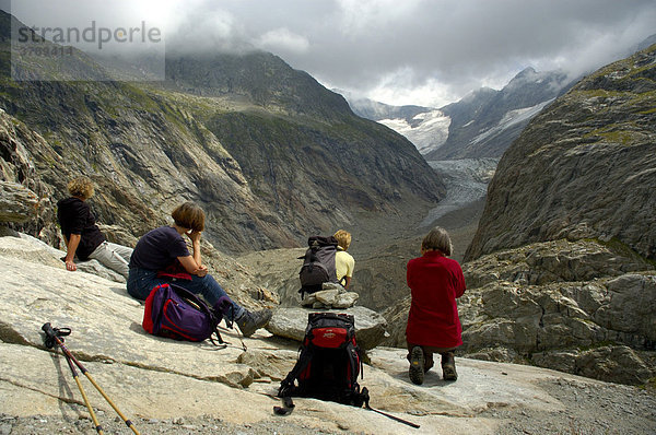 Frauen machen Rast und geniessen den Ausblick auf den Gletscher Glacier de Tre la Tete Hochsavoyen Haute-Savoie Frankreich