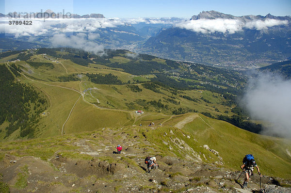 Vereinzelte Bergsteiger erklimmen den Berg Mont Joly Hochsavoyen Haute-Savoie Frankreich