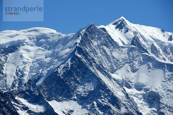 Eisbedeckter Gipfel des Mt. Blanc vom Mont Joly aus Hochsavoyen Haute-Savoie Frankreich