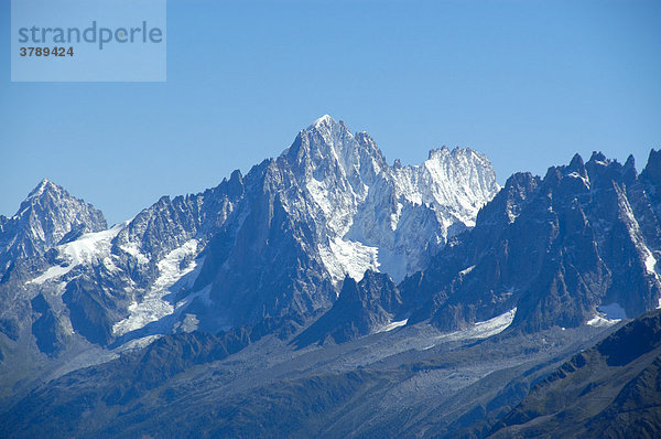 Eisbedeckte spitze Gipfel des Mt. Blanc Massivs vom Mont Joly aus Hochsavoyen Haute-Savoie Frankreich