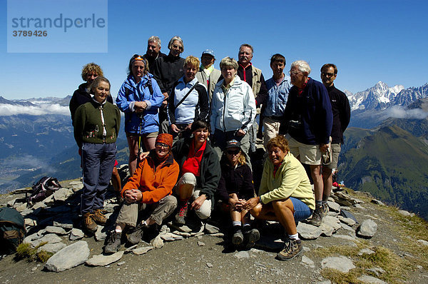 Wandergruppe auf dem Gipfel des Mont Joly Hochsavoyen Haute-Savoie Frankreich