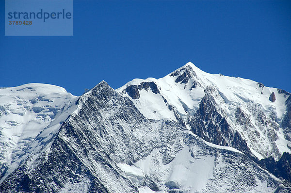 Eisbedeckter Gipfel des Mt. Blanc vom Mont Joly aus Hochsavoyen Haute-Savoie Frankreich