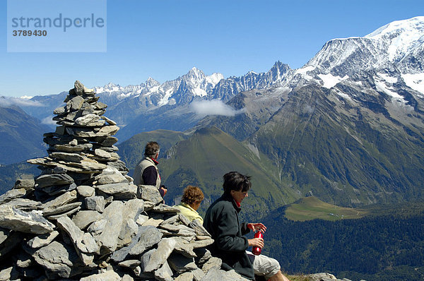 Menschen und Steinmann auf dem Gipfel des Mont Joly Hochsavoyen Haute-Savoie Frankreich