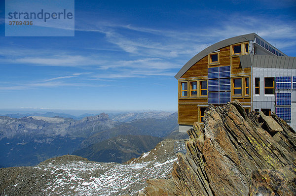 Moderne Berghütte Refuge de Tete Rousse am Aufstieg zum Mt. Blanc Hochsavoyen Haute-Savoie Frankreich