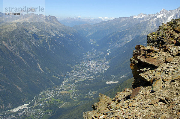 Blick auf Chamonix im Tal Hochsavoyen Haute-Savoie Frankreich