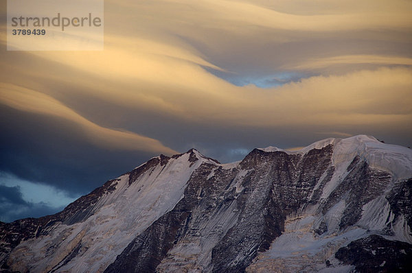 Schleier von Föhnwolken über dem Mt. Blanc Massiv im Alpenglühen Hochsavoyen Haute-Savoie Frankreich