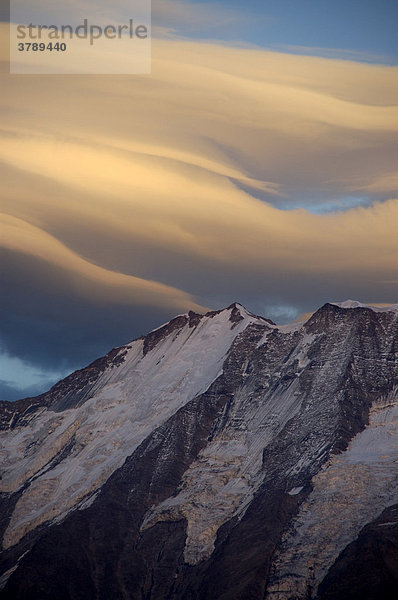 Schleier von Föhnwolken über dem Mt. Blanc Massiv im Alpenglühen Hochsavoyen Haute-Savoie Frankreich