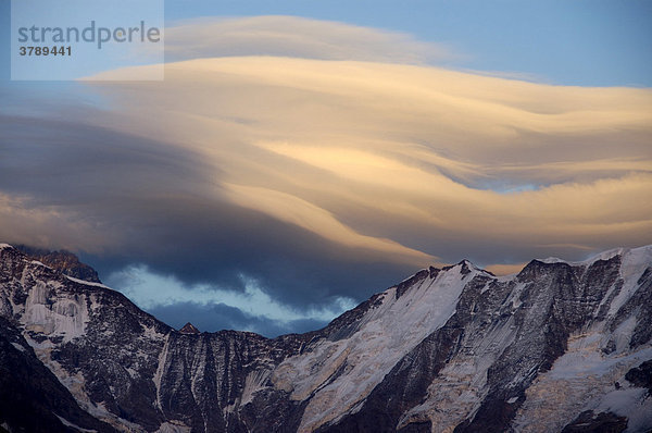Schleier von Föhnwolken über dem Mt. Blanc Massiv im Alpenglühen Hochsavoyen Haute-Savoie Frankreich