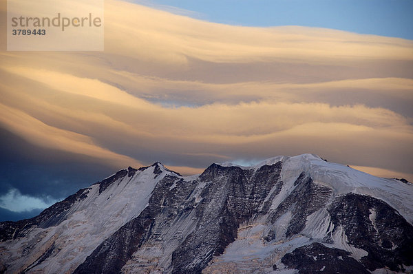 Schleier von rosa Föhnwolken über dem Mt. Blanc Massiv im Alpenglühen Hochsavoyen Haute-Savoie Frankreich