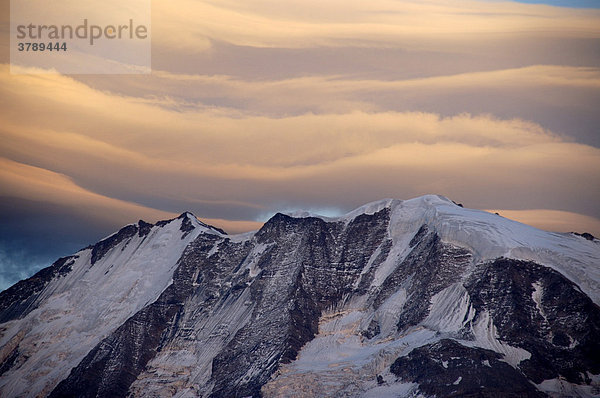 Schleier von rosa Föhnwolken über dem Mt. Blanc Massiv im Alpenglühen Hochsavoyen Haute-Savoie Frankreich