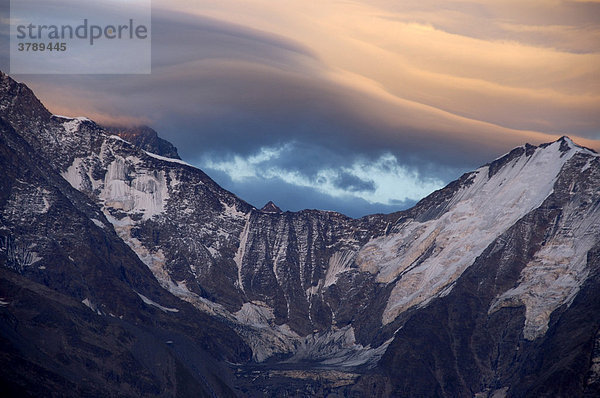 Schleier von rosa Föhnwolken über dem Mt. Blanc Massiv im Alpenglühen Hochsavoyen Haute-Savoie Frankreich