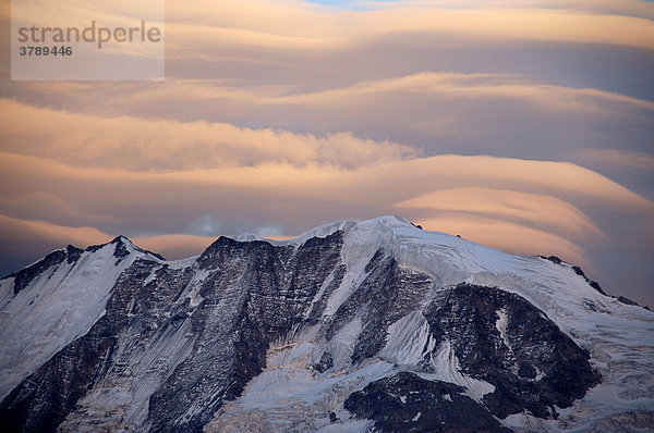 Schleier von rosa Föhnwolken über dem Mt. Blanc Massiv im Alpenglühen Hochsavoyen Haute-Savoie Frankreich