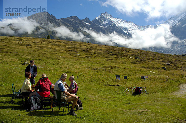 Wandergruppe ruht aus auf Wiese am Mont Truc Hochsavoyen Haute-Savoie Frankreich