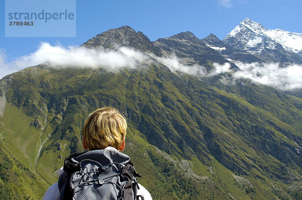 Wanderin schaut auf die Berge Aigle de Tricot Hochsavoyen Haute-Savoie Frankreich