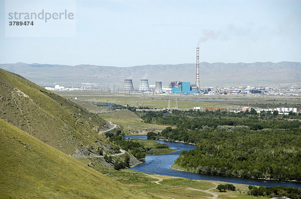 Blick auf die Stadt Ulan Bator mit Kohlekraftwerk Mongolei