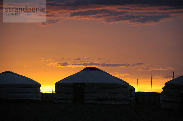 Sonnenuntergang hinter Jurten Ger Camp Tuvshin Mongolei