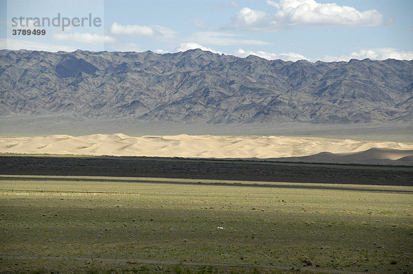 Steppe Dünen und Gebirge in der Wüste Gobi Khongoryn Els Gurvan Saikhan Nationalpark Mongolei