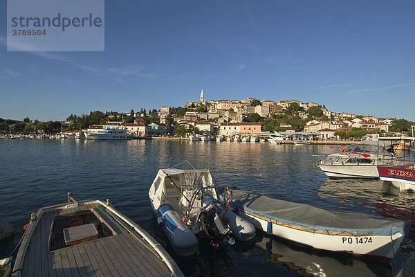 Vrsar Istrien Kroatien Blick über den Hafen auf die Altstadt