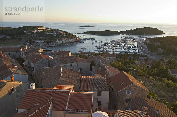 Vrsar Istrien Kroatien Blick von der Altstadt über den Hafen