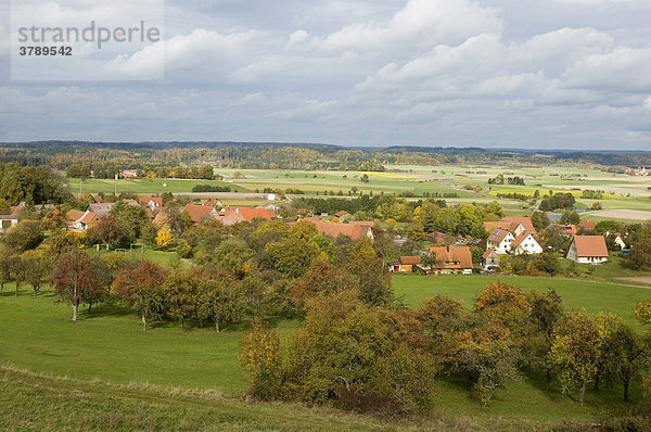 Blick von Schillingfürst nördlich von Feuchtwangen auf die Landschaft des Naturpark Frankenhöhe Mittelfranken Franken Taubertal Bayern Deutschland