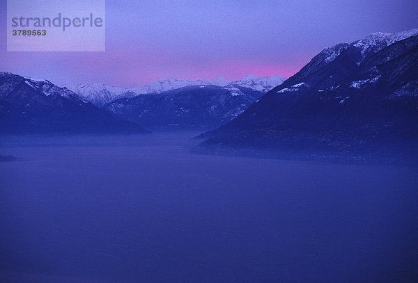 über den Lago Maggiore auf die Berge um den San Bernadino Pass Tessin Schweiz