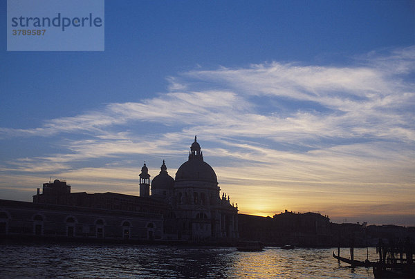 Venedig Venezia Italien Italia Santa Maria della Salute über dem Canale di S. Marco im Abendlicht
