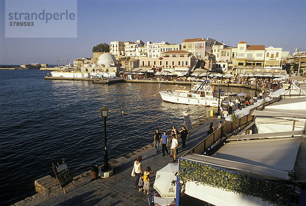 Chania Hania Kreta Griechenland am venezianischem Hafen mit der ehemaligen Janitscharenmoschee