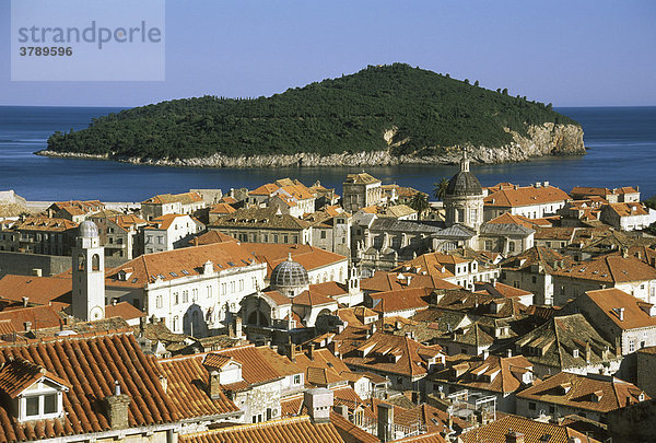 Dubrovnik Süddalamatien Kroatien von der Stadtmauer über die Altstadt auf die Insel Lokrum