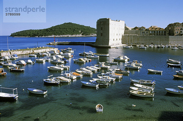 Dubrovnik Süddalamatien Kroatien Stadthafen mit Fort St. Ivan