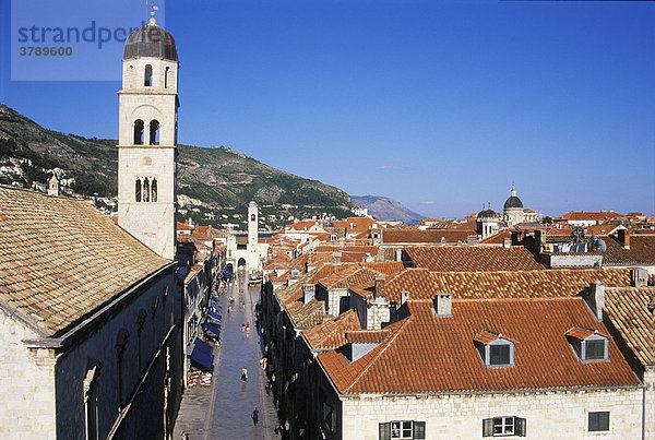 Dubrovnik Süddalamatien Kroatien Hauptstrasse Placa mit Turm der Franziskaner Kirche und Uhrturm
